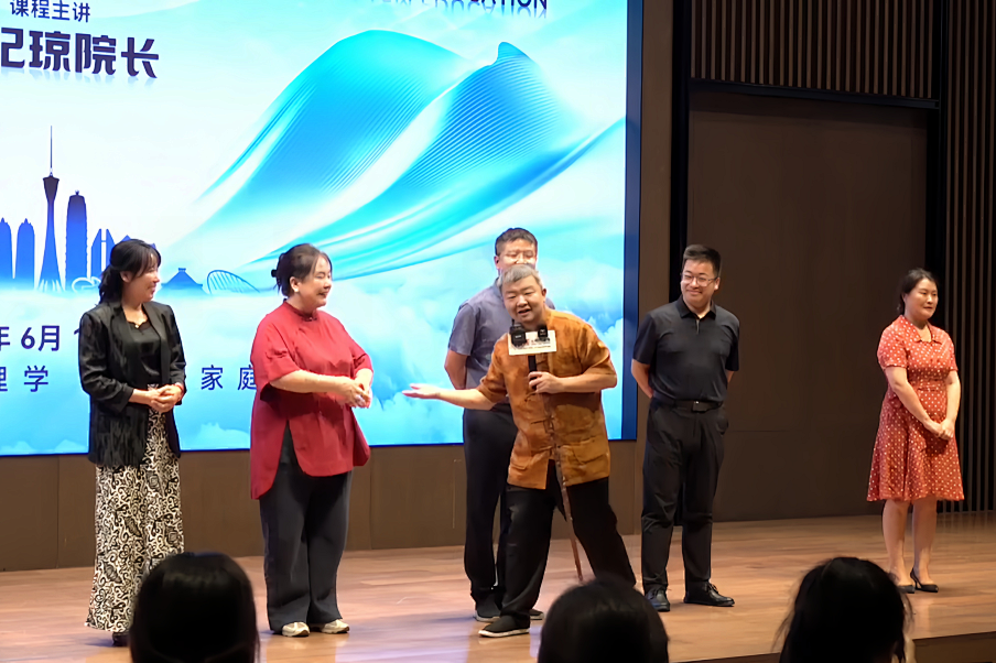 你咋又加班？我在读你文章！：一本从《导师班》诞生的生日书