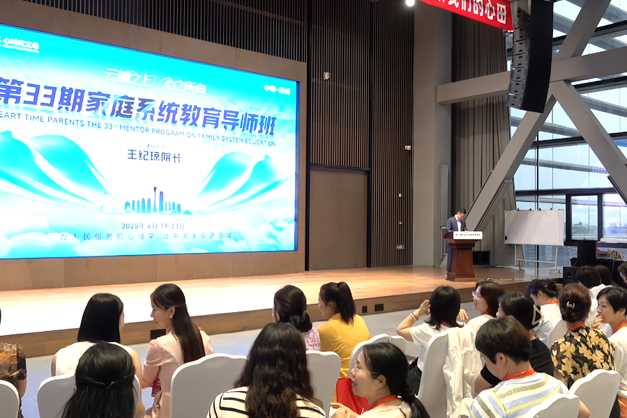 “他考上我吃屎！”听了儿子那句话，我选择戴上耳机做“有趣”的妈