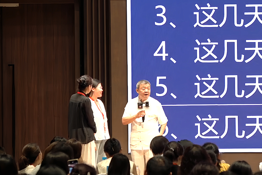 “他考上我吃屎！”听了儿子那句话，我选择戴上耳机做“有趣”的妈