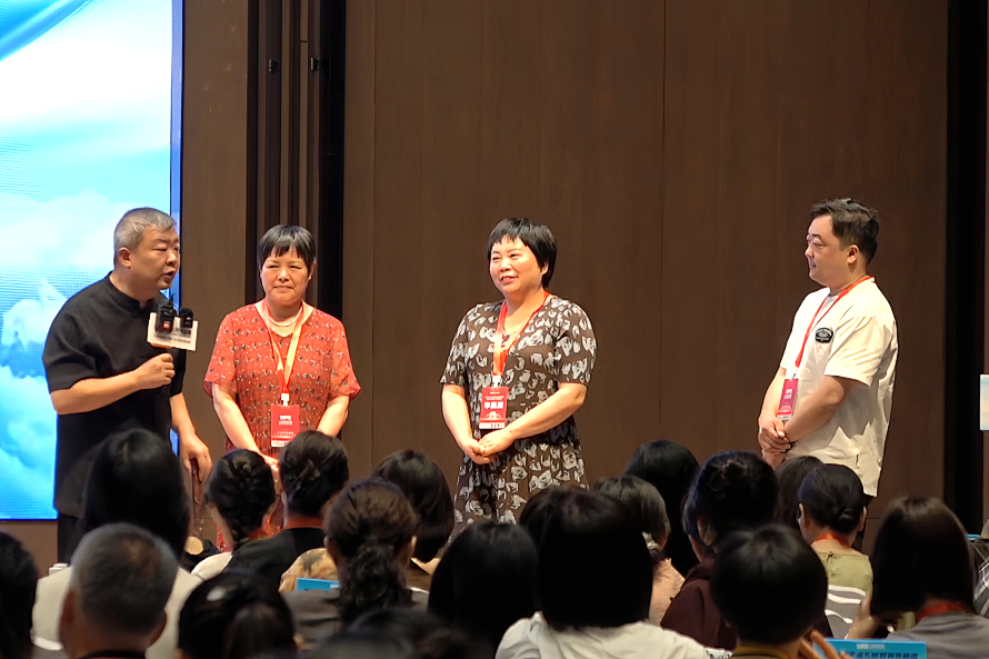 “他考上我吃屎！”听了儿子那句话，我选择戴上耳机做“有趣”的妈