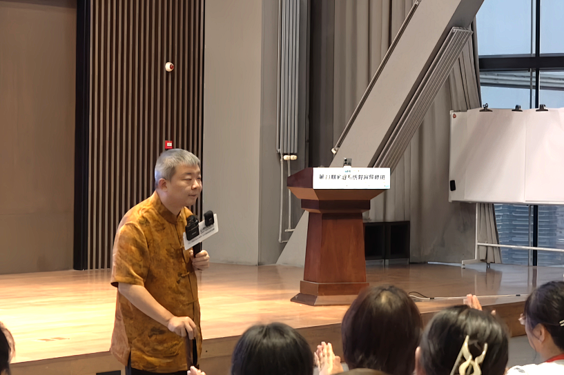 “他考上我吃屎！”听了儿子那句话，我选择戴上耳机做“有趣”的妈