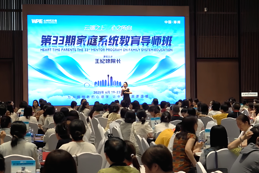 “他考上我吃屎！”听了儿子那句话，我选择戴上耳机做“有趣”的妈