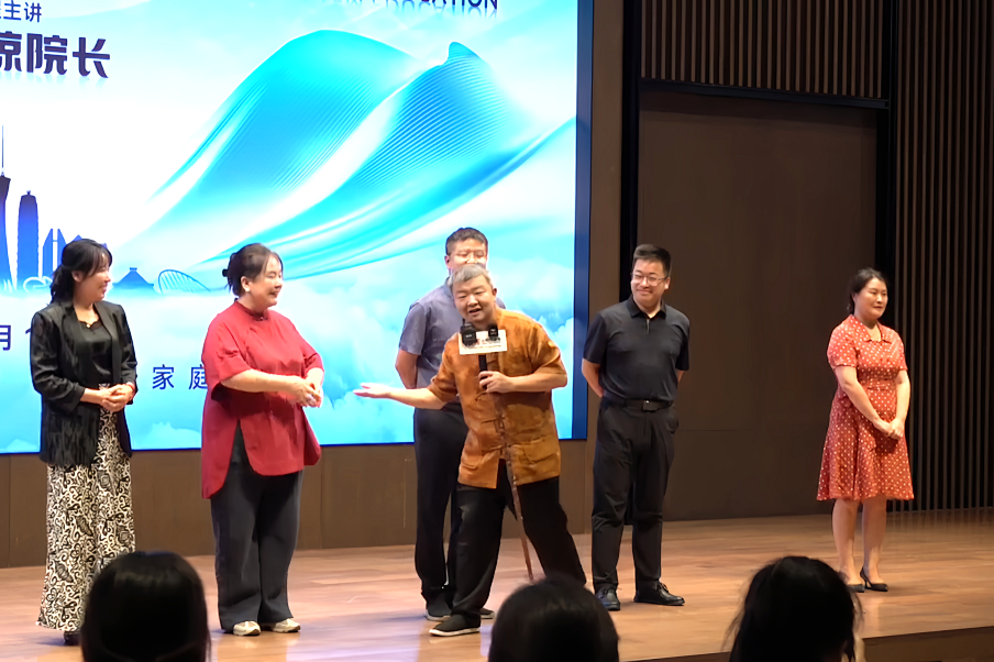 没想到，本期《导师班》开场竟然成了第一个“教材”！