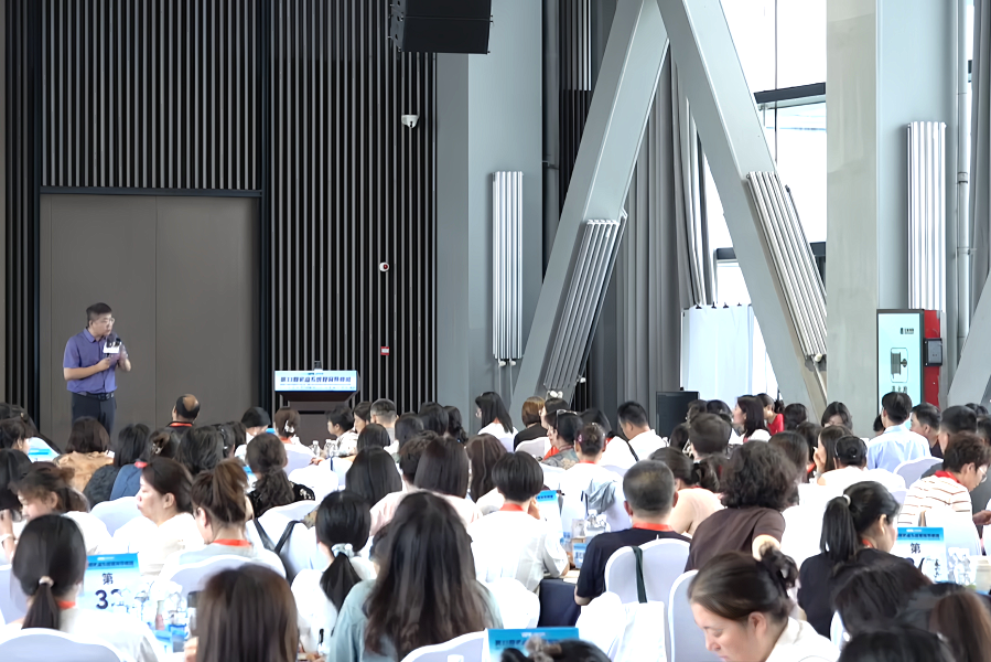 没想到，本期《导师班》开场竟然成了第一个“教材”！