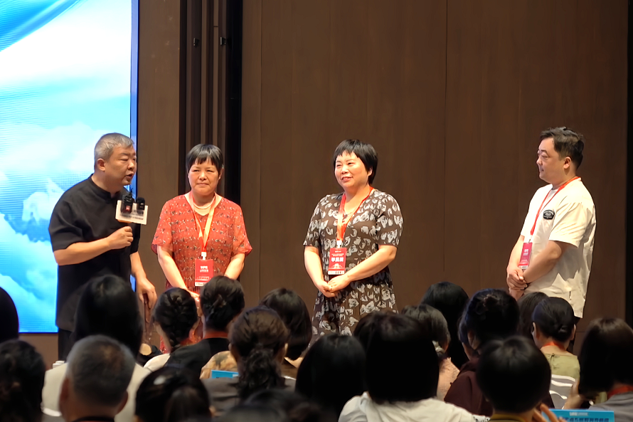 没想到，本期《导师班》开场竟然成了第一个“教材”！