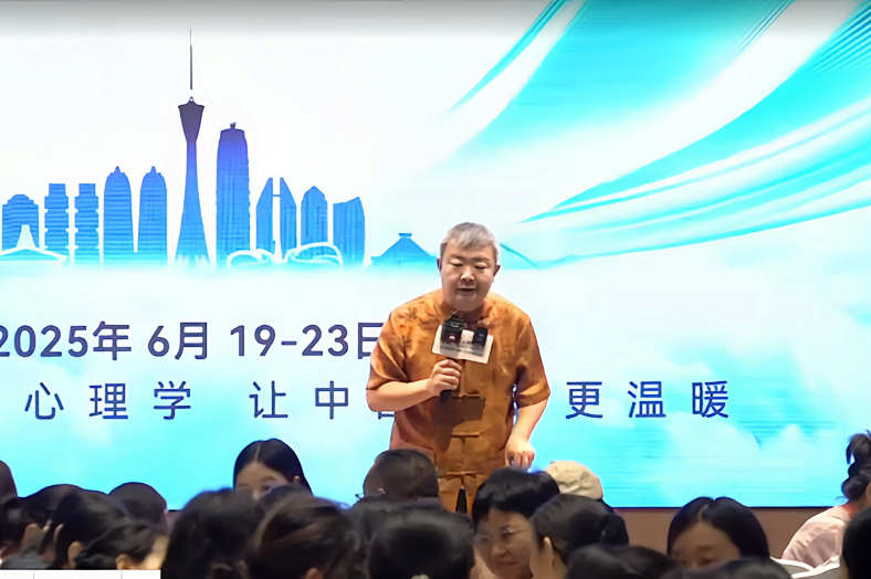 没想到，本期《导师班》开场竟然成了第一个“教材”！