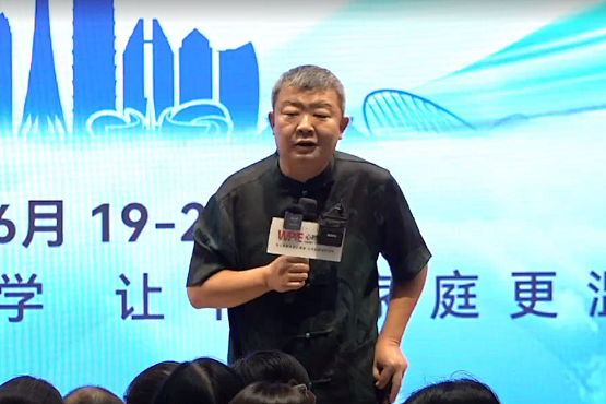 一个“拒绝成长”的男人如何制造两代人的创伤——不要因为溺爱把儿子养成妈宝男