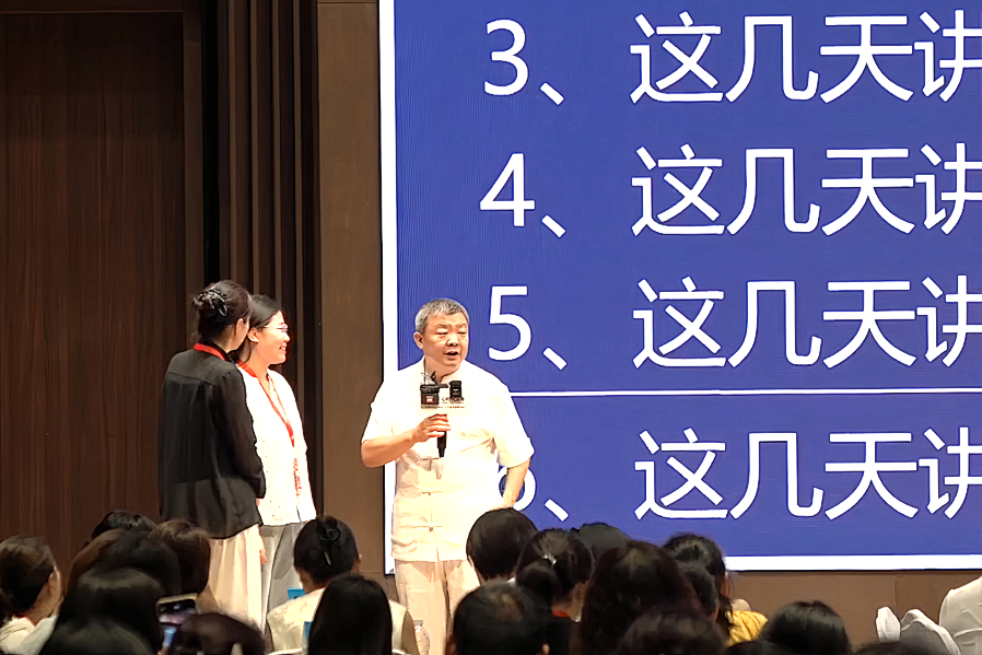 “写完最后2万字，我就离开!”王纪琼院长在《导师班》现场指导这位母亲如何扭转孩子的命运！