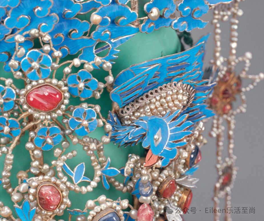 凤冠上饰有3龙2凤,如意云片,以及18朵用珍珠宝石制成的梅花,总计运用