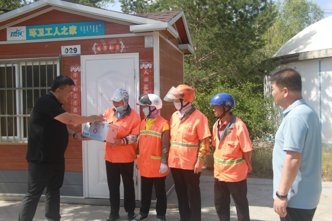 药箱护安康 工会暖人心——环卫产业公司开展夏季送清凉活动