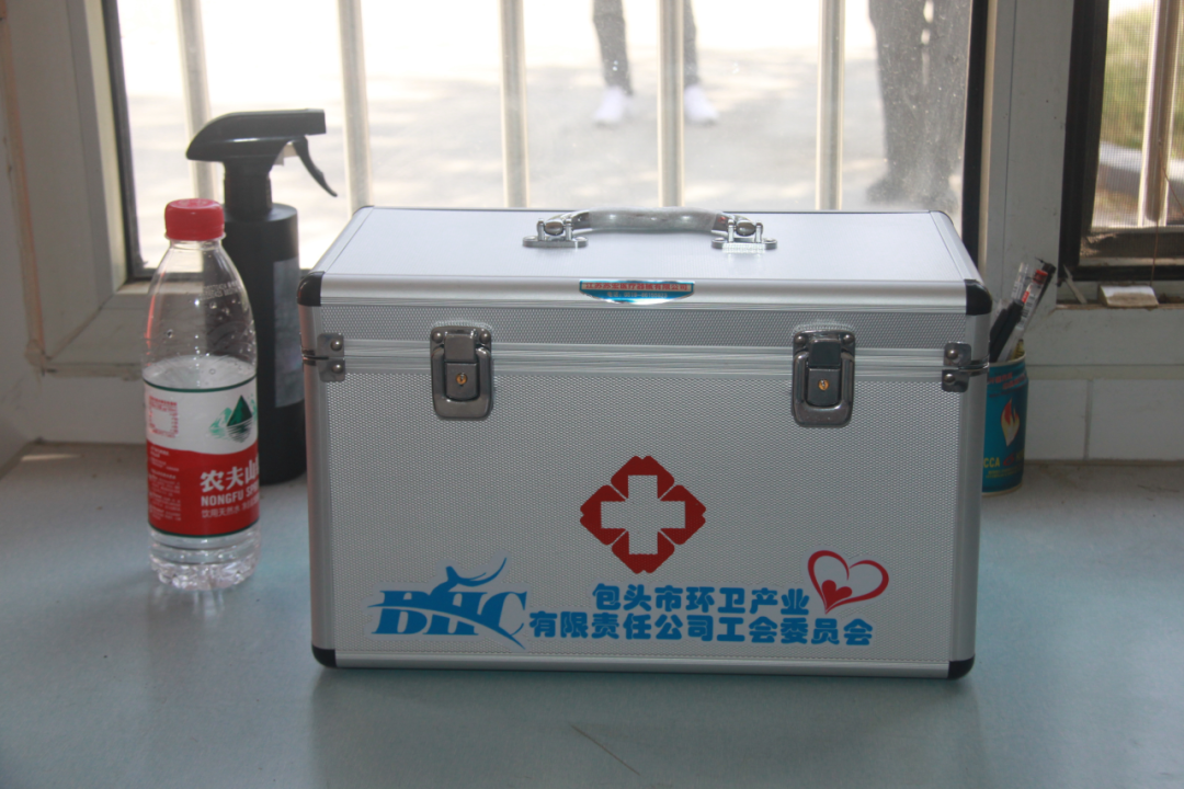 药箱护安康 工会暖人心——环卫产业公司开展夏季送清凉活动