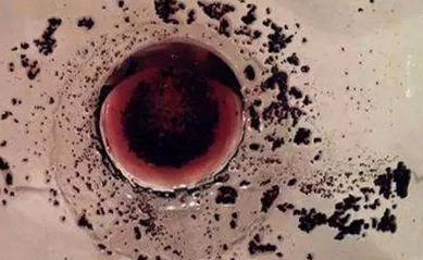 葡萄酒中出现了酒渣，这样的酒还能喝吗？