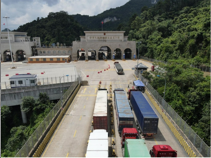 广西三月三通关不打烊友谊关口岸出入境货运车辆突破11万辆次