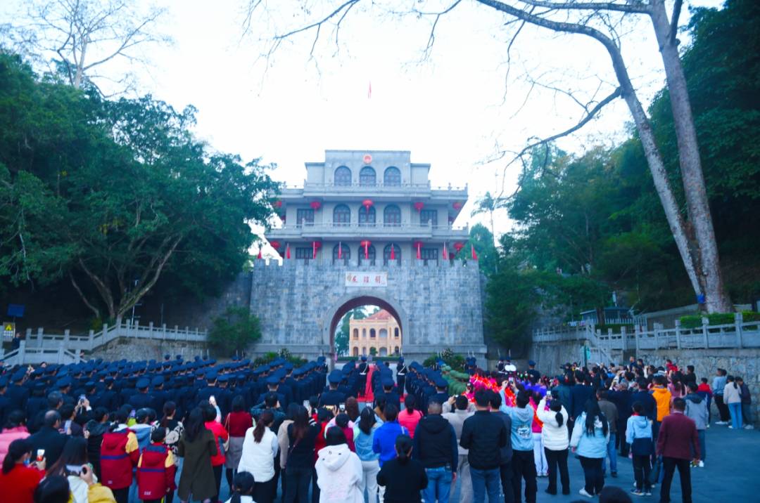 祝福祖國憑祥市舉行升國旗儀式迎接新年的到來