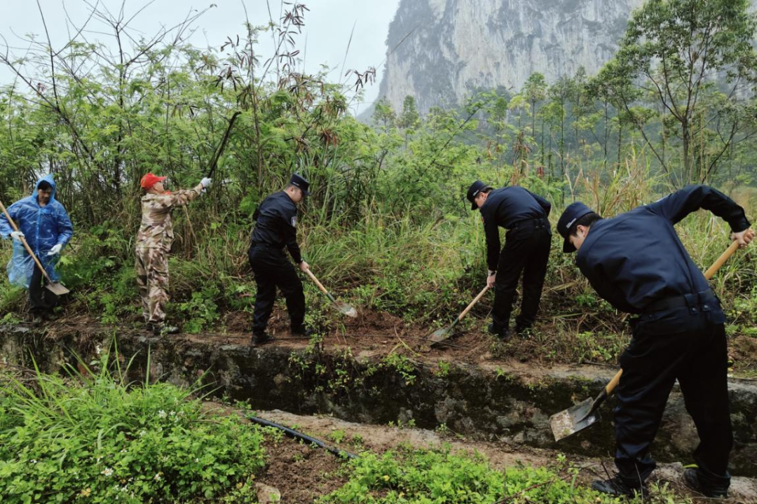 夏石边境检查站春修水利助春耕