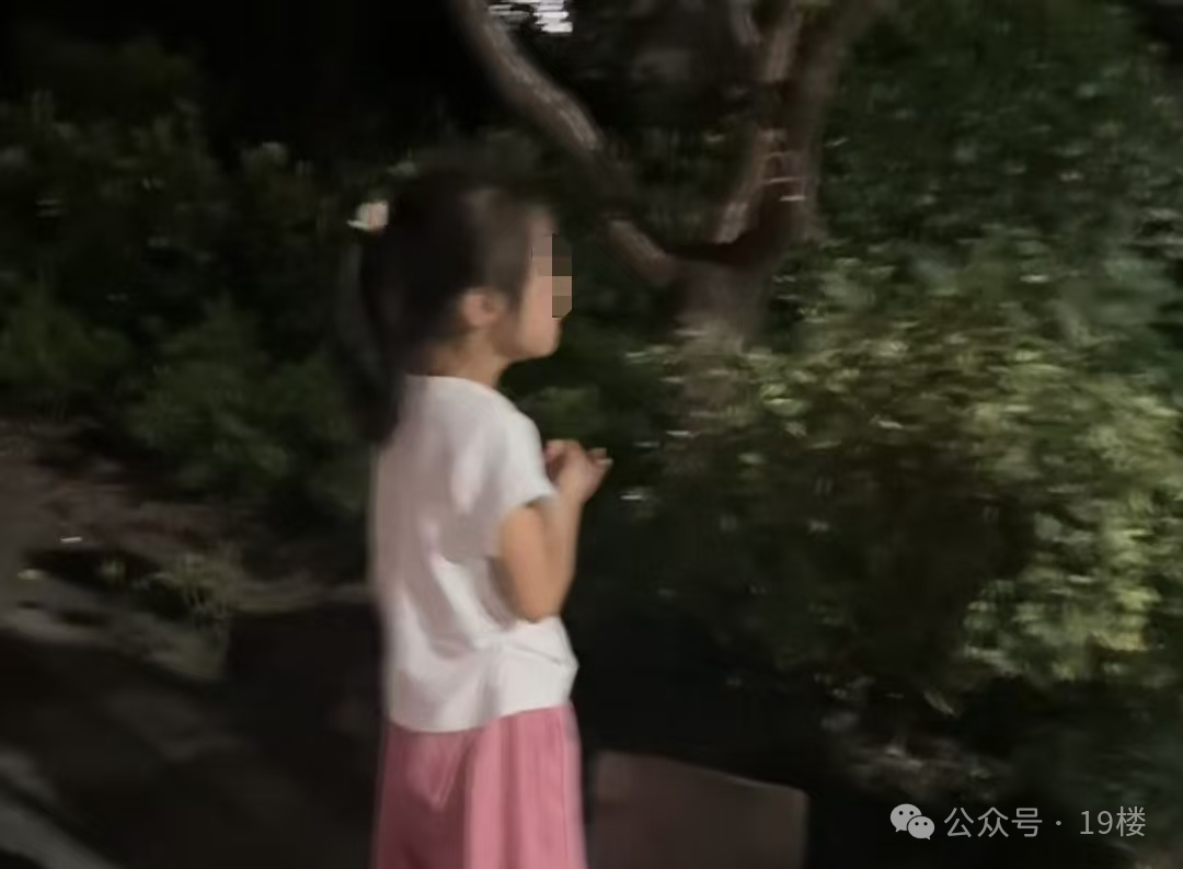 一年级女孩不会拼音，大晚上被妈妈丢在路边，家长辅导作业太崩溃