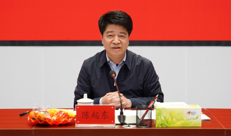 简历显示,陈起东出生于1967年11月,福建福州人,曾任福建省政府办公厅