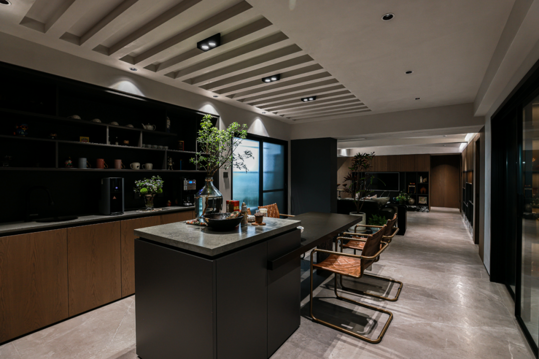 欧文莱瓷砖屋主案例|围观95后男生160㎡现代工业风的一线江景房