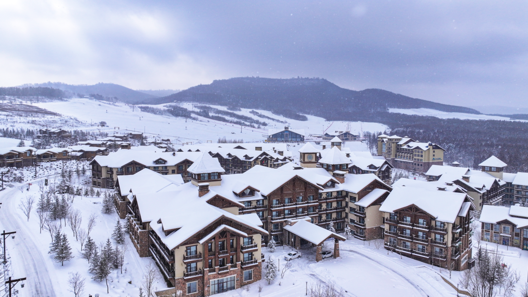 长白山华美胜地雪季预售899元起2晚含滑雪温泉漂流