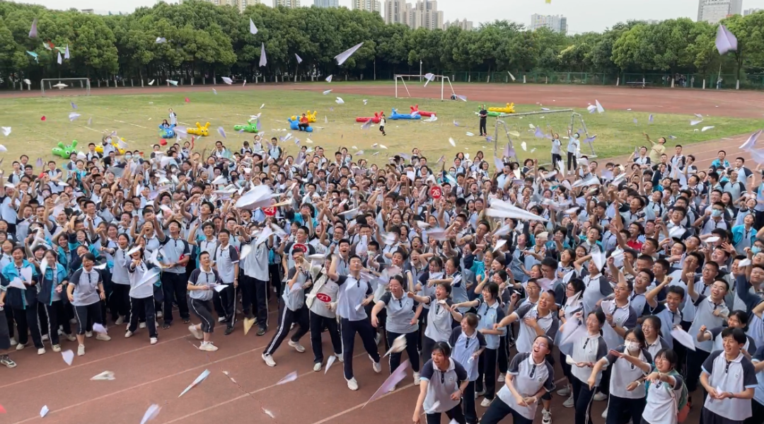 襄阳五中致高考生和家长的一封信:时光不语 静候花开!