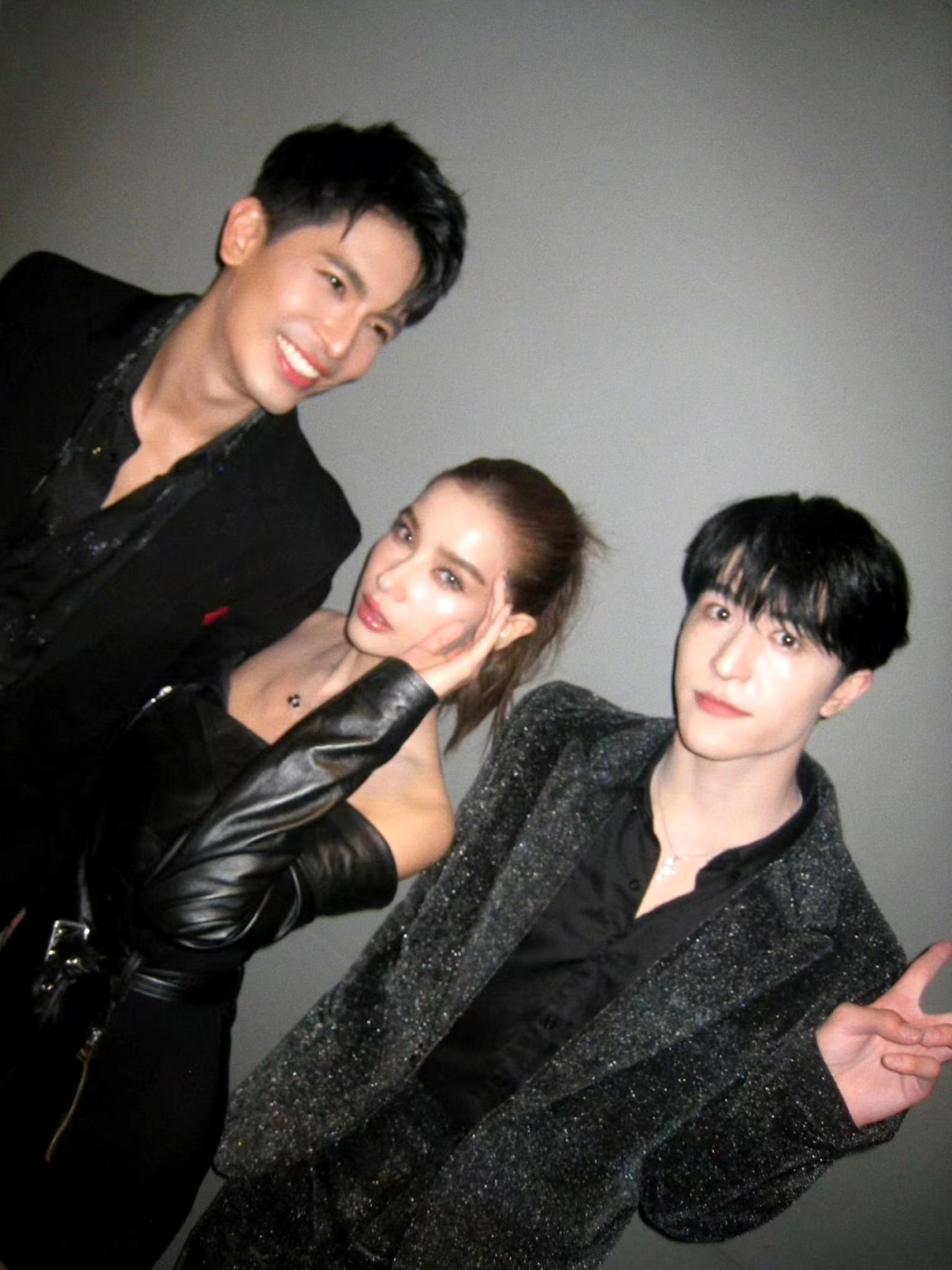 经典荧幕情侣son和vill晒合照,尹浩宇被调侃是电灯泡