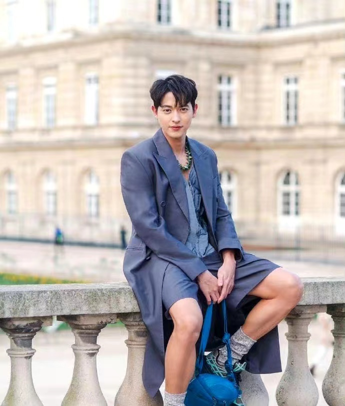 泰国出家艺人又添一员jamesjirayu将修行为父母祈福