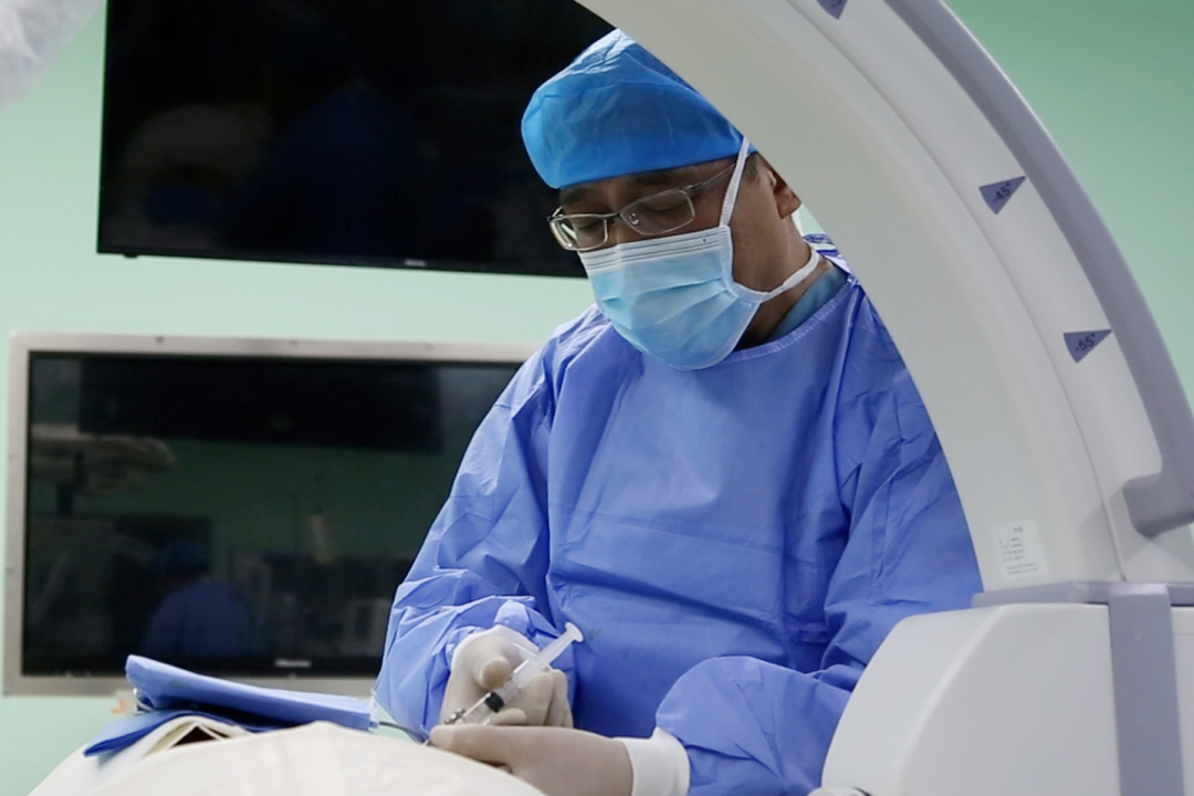 开刀孔怎么开刀一针解除腰痛 仅留针眼小孔 不开刀等离子射频消融术巧治腰椎间盘突出_https://www.jmylbn.com_新闻资讯_第4张