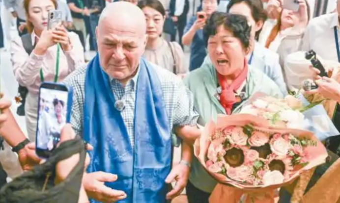 Ordos Reunion ： American Teacher Returns After 26 Years to Plant Trees