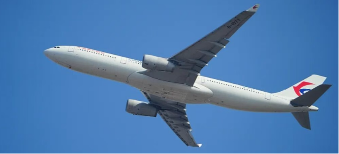 Flight to Shanghai ： Woman Collapses at 10,000m, Doctors Warn