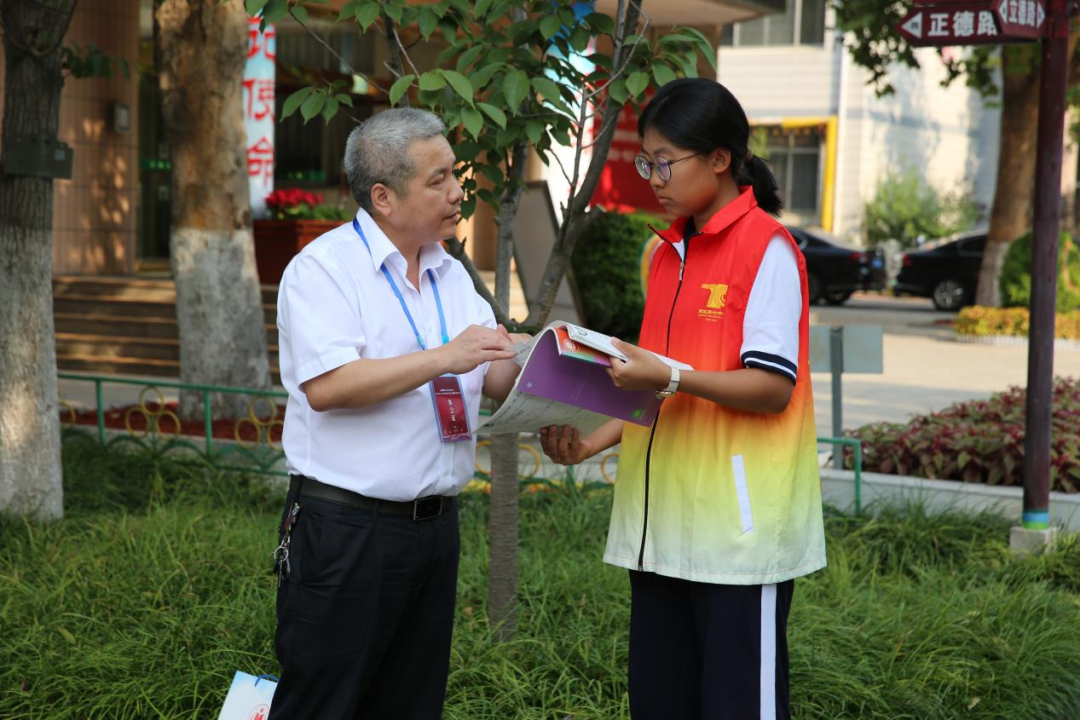 泛亚电竞官网|学生志愿者积极服务学校大型活动(图20)