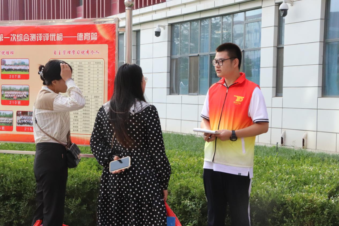 博鱼·体育中国入口_学生志愿者积极服务学校大型活动(图15)