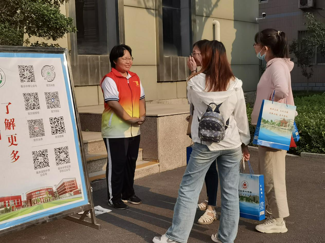 “泛亚电竞官网”学生志愿者积极服务学校大型活动(图13)