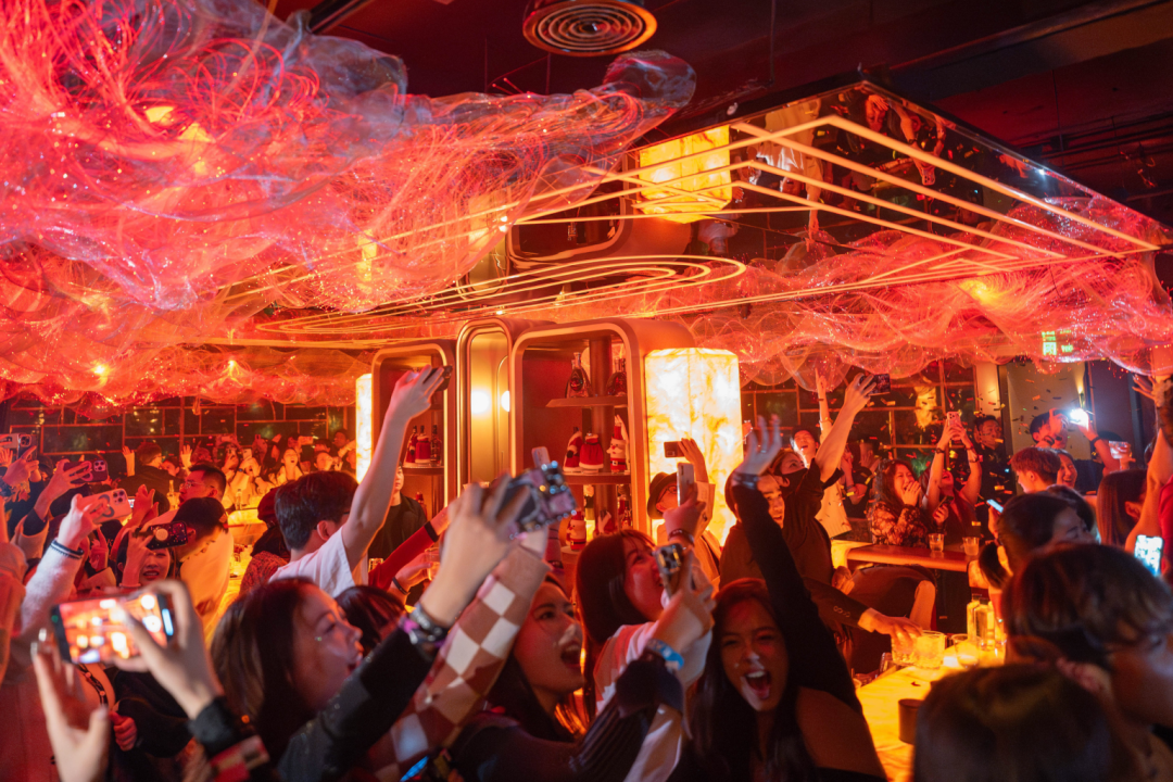 ins公园里的夜店综合体