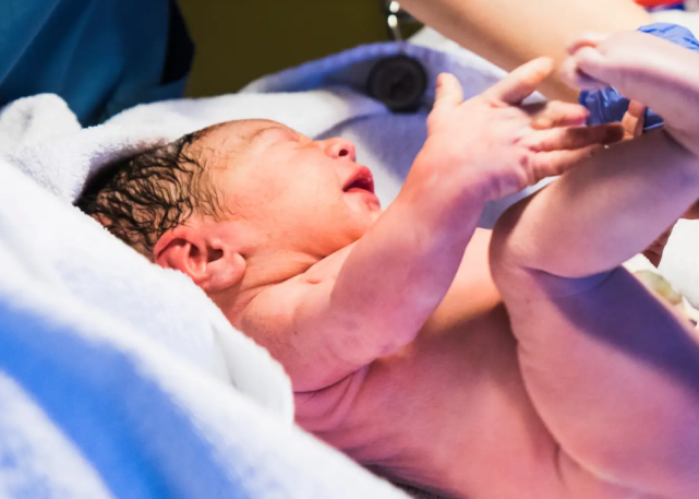 为什么剪脐带要先夹住为什么婴儿一出生就哭，是害怕还是剪脐带疼？看完你就明白了_https://www.jmylbn.com_新闻资讯_第5张