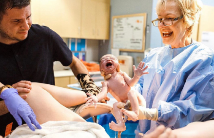 为什么剪脐带要先夹住为什么婴儿一出生就哭，是害怕还是剪脐带疼？看完你就明白了_https://www.jmylbn.com_新闻资讯_第1张