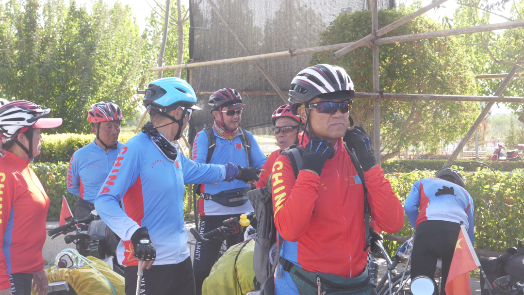 （骑行团做好出境前的准备工作）