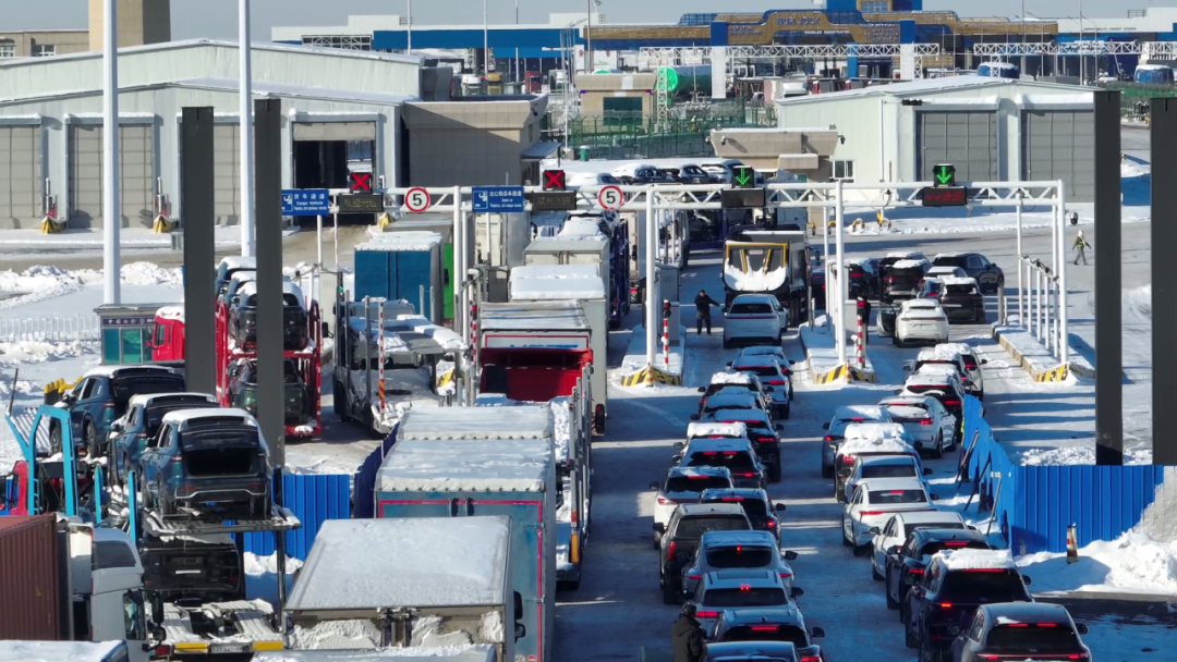 满载水果的冷藏厢式货车从霍尔果斯公路口岸出境，驶往哈萨克斯坦。