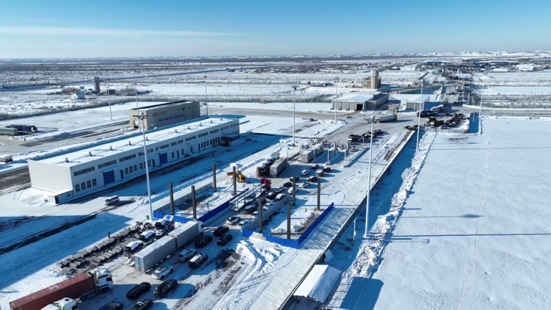 满载水果的冷藏厢式货车从霍尔果斯公路口岸出境，驶往哈萨克斯坦。