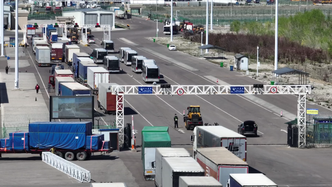 （车辆排队有序进行查验）