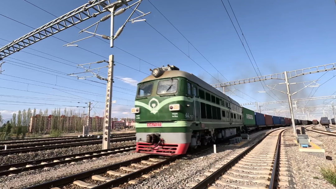 （中欧班列从霍尔果斯铁路口岸驶出）
