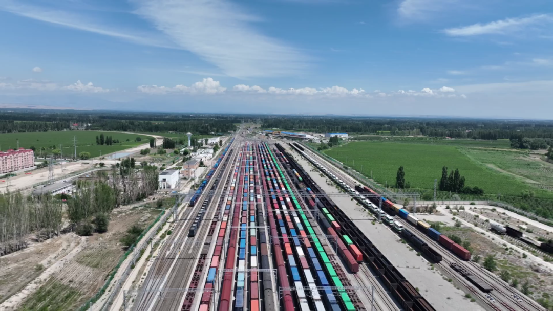 （霍尔果斯铁路口岸站列车有序通行）