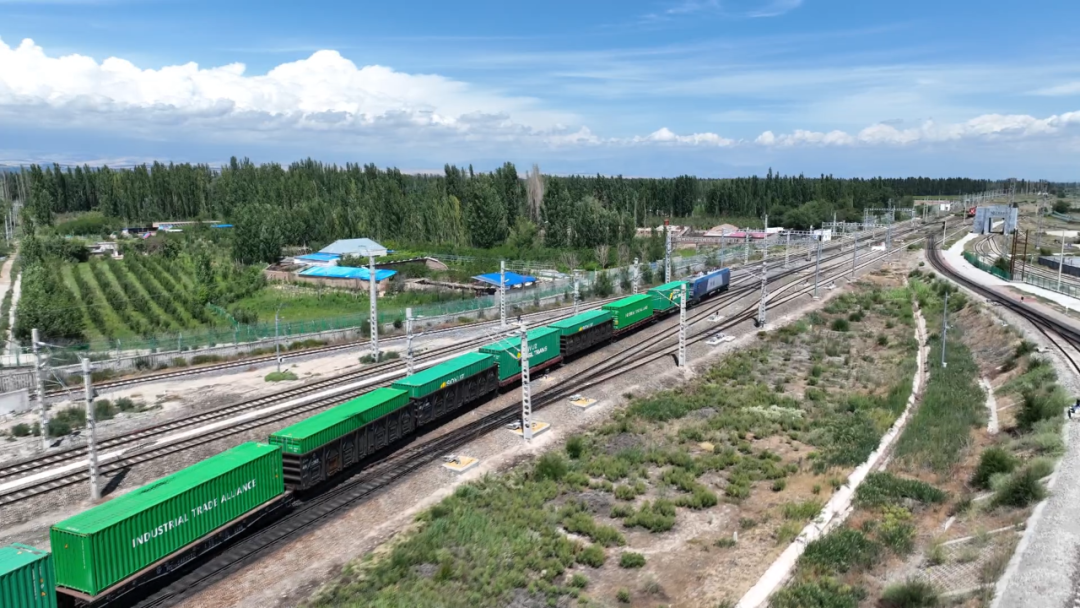 （满载货物的列车从霍尔果斯铁路口岸开出）