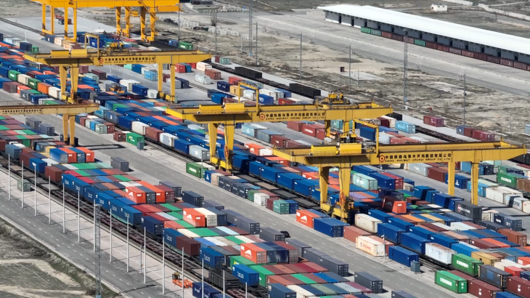 （繁忙的霍尔果斯铁路口岸站）