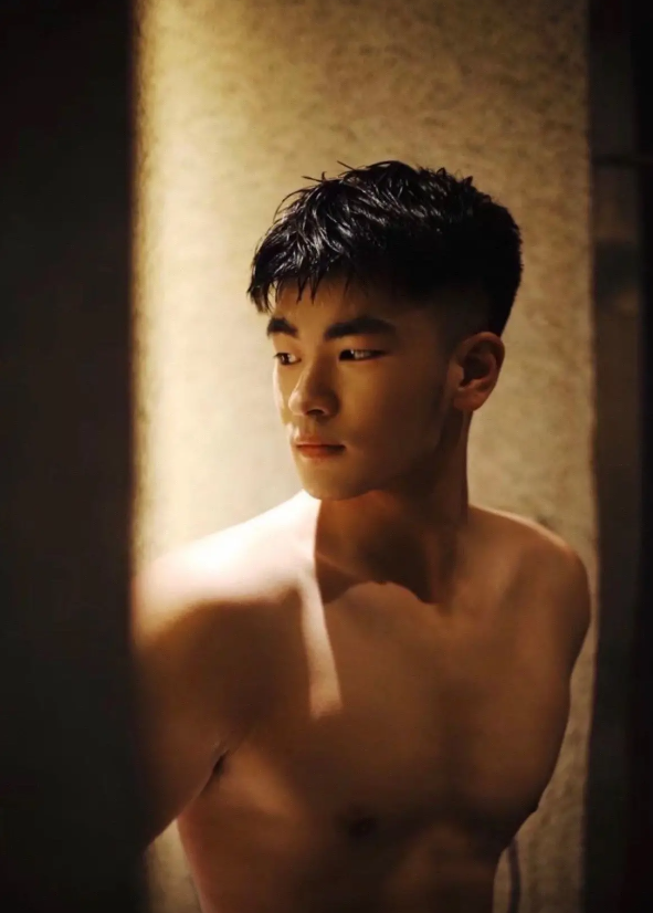 抖音男神推荐：上海185+可狼可奶的中国帅哥