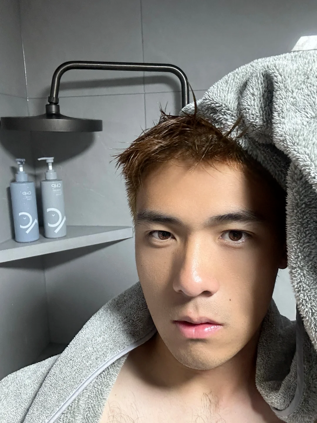 寸头兵哥哥火出圈！190CM的他脱衣炸场，胸毛太茂盛了！