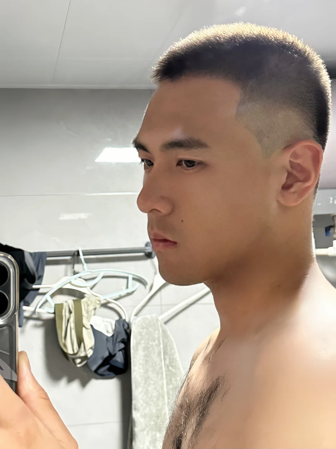 寸头兵哥哥火出圈！190CM的他脱衣炸场，胸毛太茂盛了！