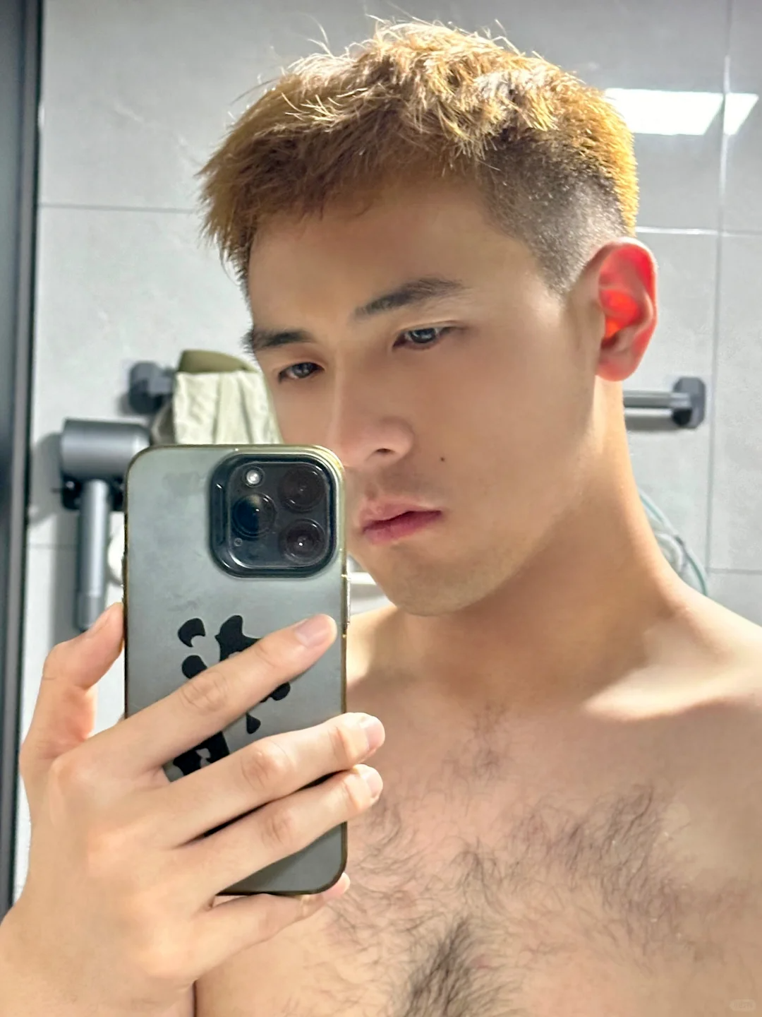 寸头兵哥哥火出圈！190CM的他脱衣炸场，胸毛太茂盛了！