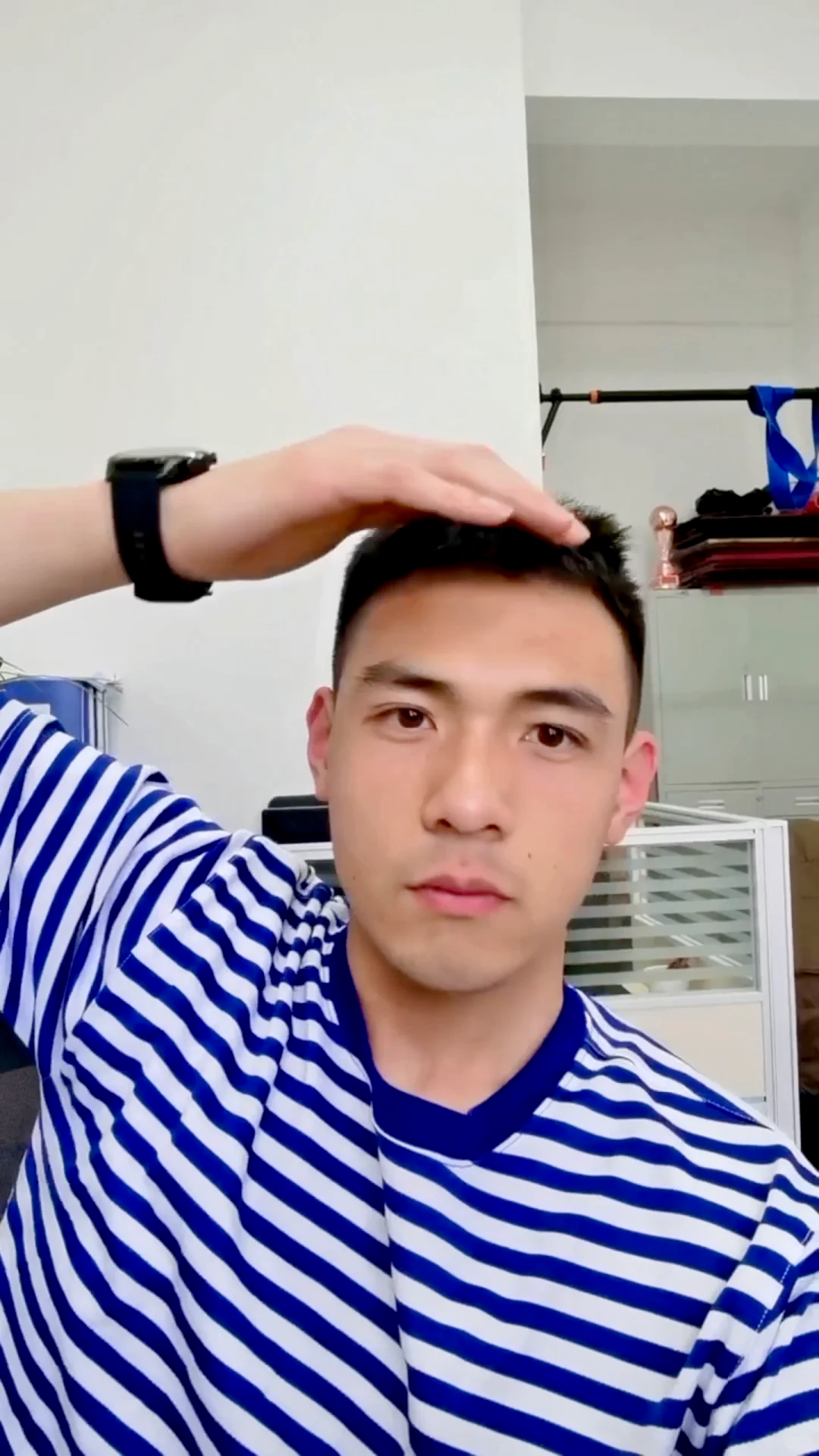 寸头兵哥哥火出圈！190CM的他脱衣炸场，胸毛太茂盛了！