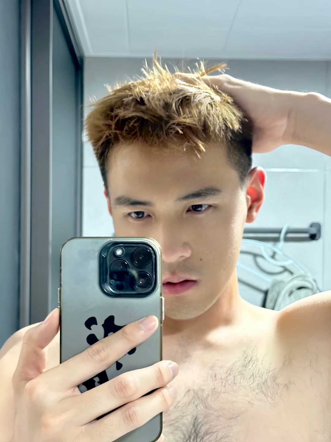 寸头兵哥哥火出圈！190CM的他脱衣炸场，胸毛太茂盛了！