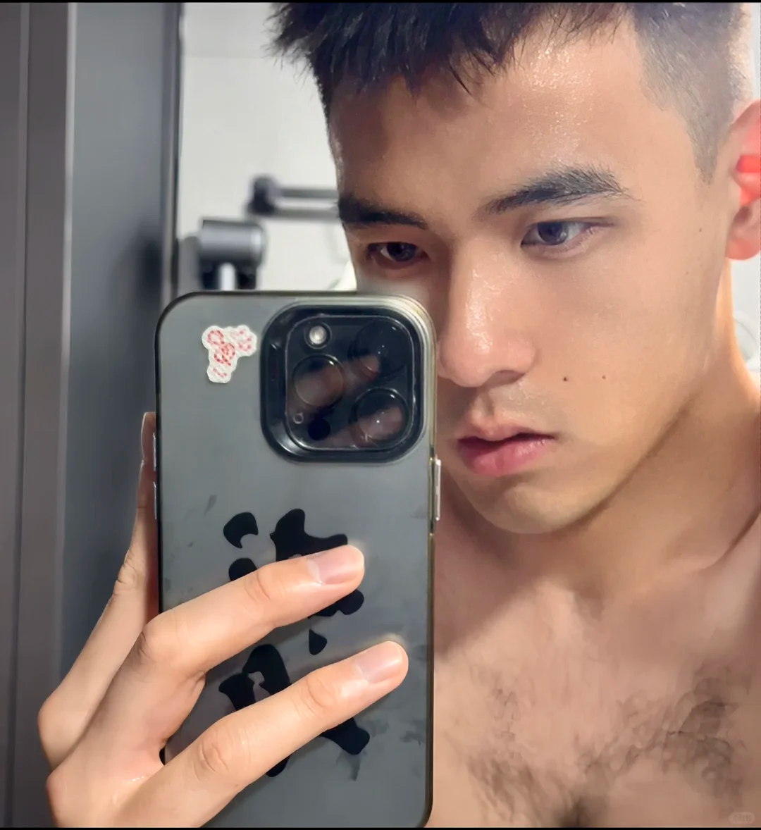 寸头兵哥哥火出圈！190CM的他脱衣炸场，胸毛太茂盛了！